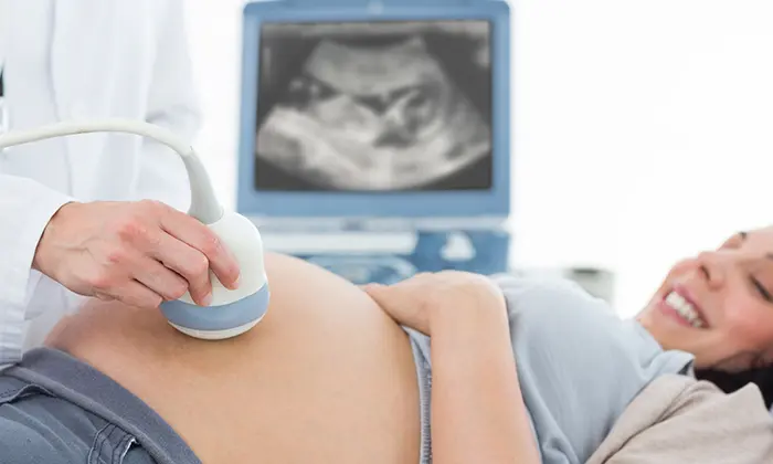 Más cerca de la mujer, la madre y el bebé por nacer